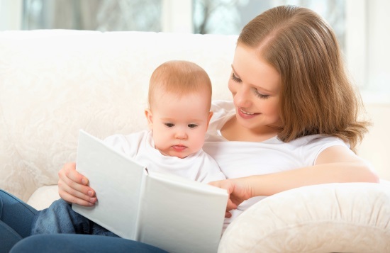 Мать читает грудничку детскую книжку