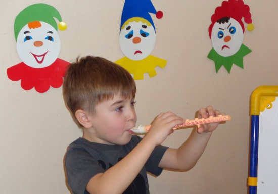 Ребенок играет на дудочке