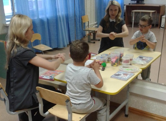 Логопед проводит коррекцию заикания