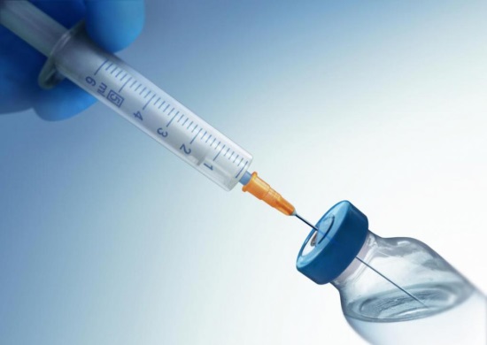 Шприц и флакон с лекарственным веществом