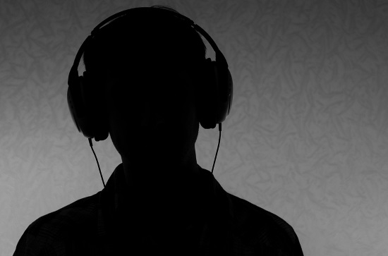 Пациент слышит собственный голос как будто речь течет правильно