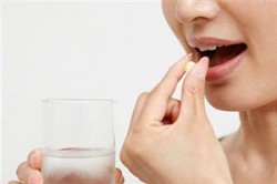 Запивает таблетку водой Запивает таблетку водой