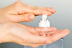 Обеззараживание места разрыва антисепитком Обеззараживание места разрыва антисепитком