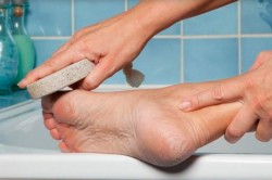 Обработка ног пемзой Обработка ног пемзой