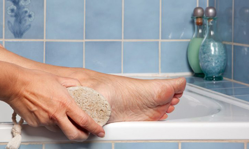 Тщательное мытье стоп Тщательное мытье стоп