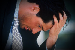 Мужчина, страдающий от боли при перекруте яичка Мужчина, страдающий от боли при перекруте яичка