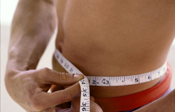 Измерение талии у мужчины Измерение талии у мужчины