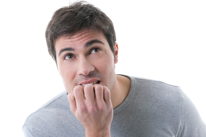 Мужчина, испытывающий эмоциональный дискомфорт от проблемы Мужчина, испытывающий эмоциональный дискомфорт от проблемы