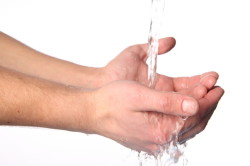 Тщательное мытье рук перед процедурой Тщательное мытье рук перед процедурой