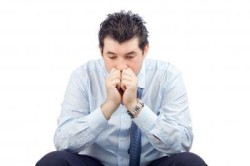 Мужчина, имеющий заболевание орхит Мужчина, имеющий заболевание орхит