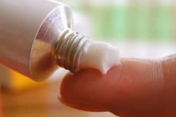 Нанесение прижигающей мази на папилломы Нанесение прижигающей мази на папилломы