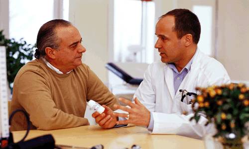 Мужчина среднего возраста на консультации Мужчина среднего возраста на консультации