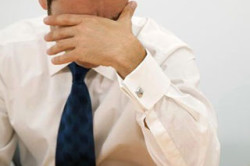 Мужчина, страдающий от воспалительных процессов в мошонке