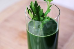 Сок из петрушки для профилактики седины Сок из петрушки для профилактики седины