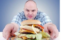 Переедание - одна из причин пивного живота