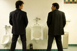 Мужчины в туалете Мужчины в туалете