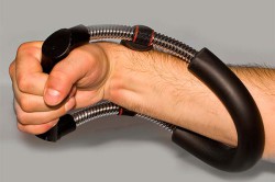 Упражнение с кистевым эспандером Упражнение с кистевым эспандером