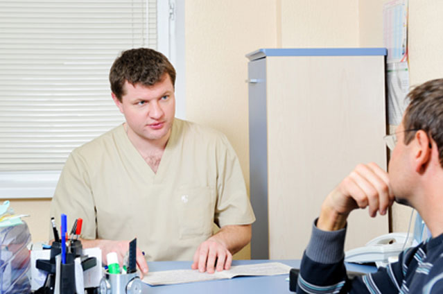 Обращение мужчины к врачу Обращение мужчины к врачу